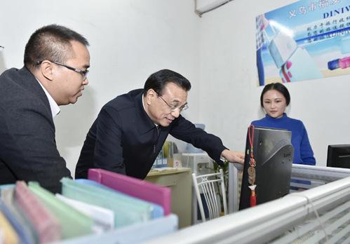 2014年11月19日，李克强总理到访义乌一家网店。中新社 刘震摄
