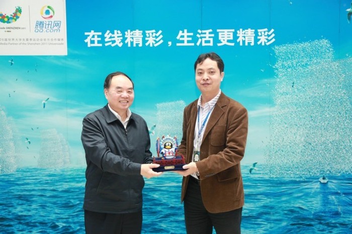 腾讯公司高级执行副总裁卢山（右）向中国工程院院长周济（左）赠送纪念QQ